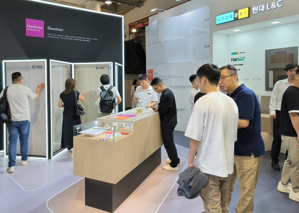 지난 22일(현지 시간), 중국 상하이 세계 엑스포 전시·컨벤션 센터에서 열린 ‘디자인 상하이(Design Shanghai) 2024’에서 관람객들이 현대L&C 제품을 살펴보는 모습. 사진=